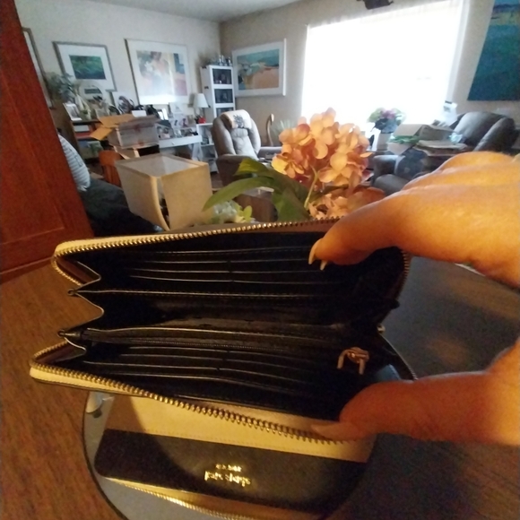 Kate Spade Long Wallet - Picture 3 of 8